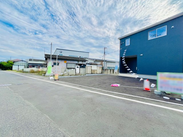 桐生市境野町の前面道路含む現地写真|間口も広く駐車も楽々♪