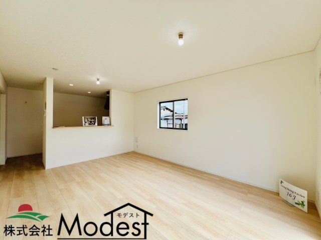 桐生市境野町の居間・リビング|大画面ＴＶも余裕、インテリアプランが考えやすいワイドなリビング♪