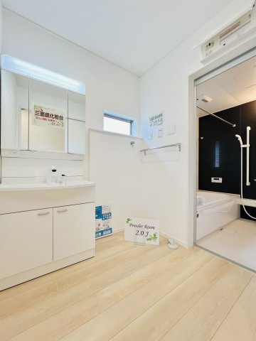 桐生市境野町の洗面所|洗面台は鏡の裏が収納になっているので、人から見られたくないものもスッキリ片付きます！