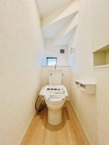 桐生市境野町のトイレ|清潔感のあるシンプルなトイレ。壁の収納も便利♪