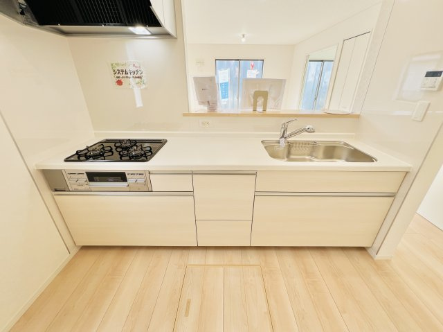 桐生市境野町のキッチン|カウンターキッチンを備えたリビングダイニングは採光と通風にあふれます。