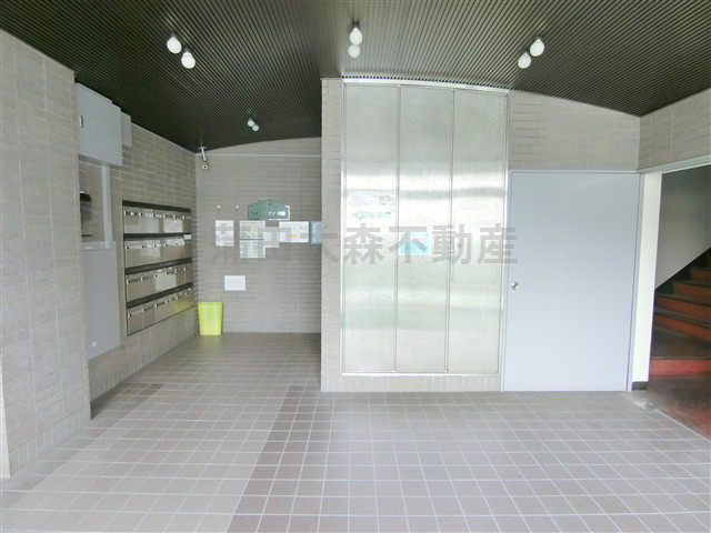 ウイングピア美園のエントランス