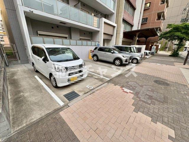 モンテーニュ名駅の駐車場