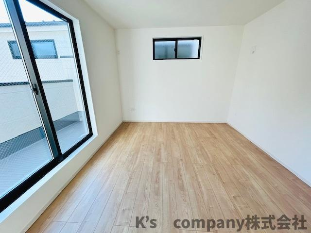 茅ヶ崎市高田1丁目　新築戸建　2号棟の寝室|洋室9.2帖◇バルコニーに出入りできるお部屋で主寝室におすすめです◇