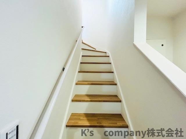 茅ヶ崎市高田1丁目　新築戸建　2号棟の内装|手すり付きの階段☆小さなお子様やご年配の方にも安心仕様です◇