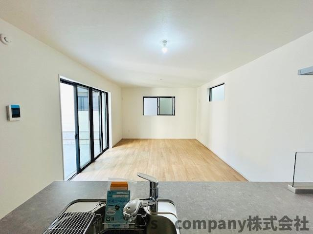 茅ヶ崎市高田1丁目　新築戸建　2号棟の居間・リビング|リビングはゆったりとした広さがあり、広い窓から明るい日差しが差し込む憩いのスペース♪