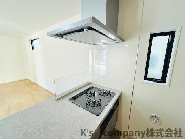 茅ヶ崎市高田1丁目　新築戸建　2号棟のキッチン|三口ガスコンロでお料理の幅が広がります◇