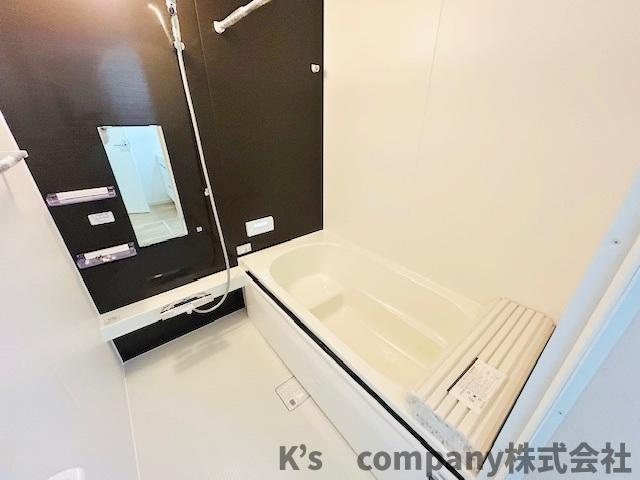 茅ヶ崎市高田1丁目　新築戸建　2号棟の浴室|濃い色あいのアクセントパネルが採用されており、引き締まった印象のおしゃれな浴室♪