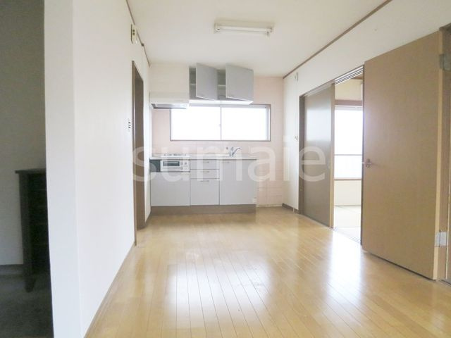 コーポ泉の居間・リビング|広々リビング。