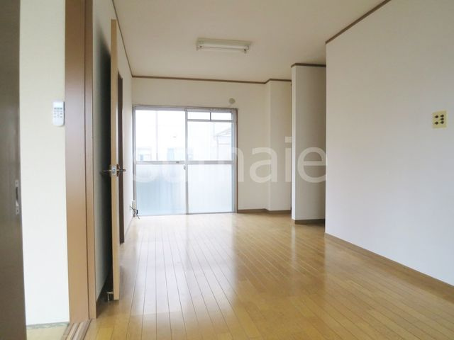 コーポ泉のキッチン|広々リビング。