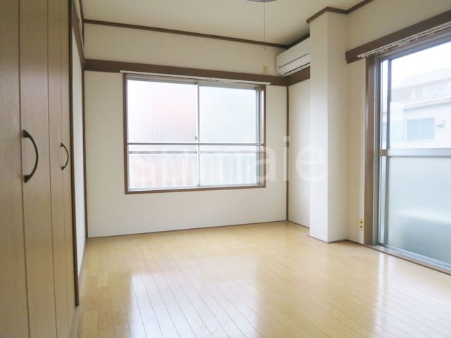 コーポ泉の居間・リビング|人気のフローリングです。