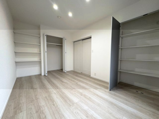 【洋室】 | サーパス武蔵浦和 | リビングにつながる約6帖の洋室。収納スペースが多く、生活感もおさえられます。