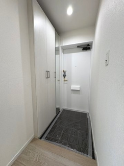 【玄関】 | サーパス武蔵浦和 | 扉を開ければ家族が出迎えてくれる玄関。クランクイン設計で来訪者からは各部屋が見えずプライバシー性も良好です。