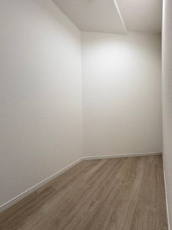 【収納】 | サーパス武蔵浦和 | 約5帖の洋室には大型収納(納戸)を設置！使い勝手は様々です。お好きなように有効活用ください。