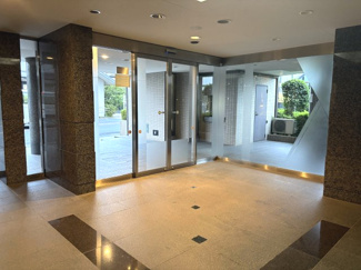 【エントランス】 | サーパス武蔵浦和 | オートロック付きのエントランスです。防犯性にも優れ気持ちよく出迎えてくれます。