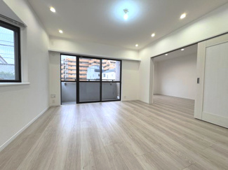 【居間・リビング】 | サーパス武蔵浦和 | 南東向き、2面採光で日当たりの良い約9.3帖のリビングダイニング。
2階部分住戸のため通行人の目線も気にならずプライバシー性も良い住戸です♪