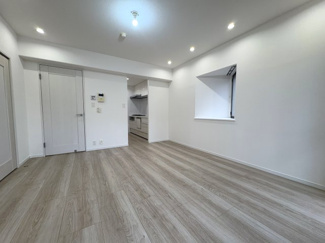 【居間・リビング】 | サーパス武蔵浦和 | リビング下は駐車スペースにあたるため、小さいお子さまが居ても安心です♪ストレスなく思う存分家族団らんを楽しみ、思い出を作れる空間です。