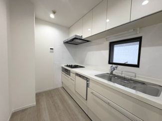 【キッチン】 | サーパス武蔵浦和 | 約3.2帖の独立キッチン！料理好きな方にはつい没頭し楽しめる空間です。独立キッチンはにおいや音が広がりを抑え生活感を隠せるメリットもございます。