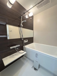 【浴室】 | サーパス武蔵浦和 | シックなデザインで日々の疲れに癒しを与える浴室。寒くなってきた時期にはつい長風呂をしてしまいがちです。