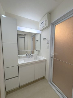 【独立洗面台】 | サーパス武蔵浦和 | 洗面所の収納に困ったことはありませんか。3面鏡洗面台は収納力に優れ使い勝手が良いです。収納棚も設置されており、お風呂上りも冷めずにお着替え可能です。