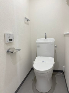 【トイレ】 | サーパス武蔵浦和 | シンプルで清潔感のある空間です。収納棚や、埋め込み収納があるのも魅力です。