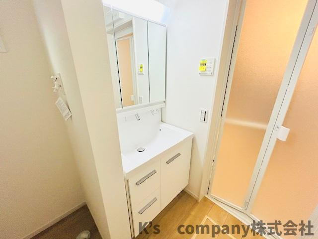 茅ヶ崎市高田1丁目　新築戸建　3号棟の独立洗面台|三面鏡の内側には小物収納が充実しています◇