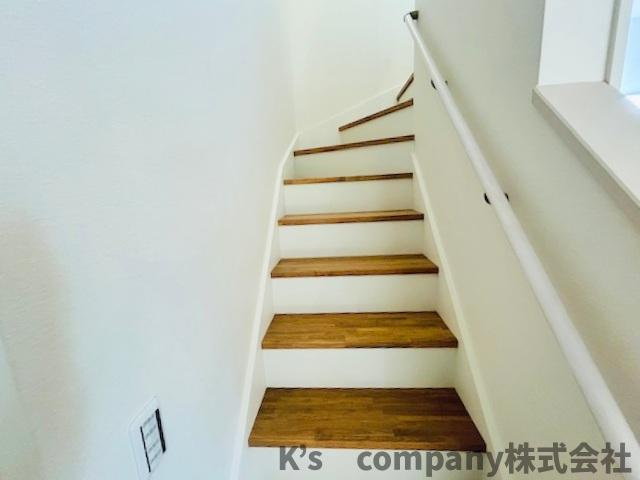 茅ヶ崎市高田1丁目　新築戸建　3号棟の内装|手すり付きの階段☆小さなお子様やご年配の方にも安心仕様です◇