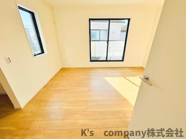 茅ヶ崎市高田1丁目　新築戸建　3号棟の寝室|洋室9.2帖◇バルコニーに出入りできるお部屋で主寝室におすすめです◇