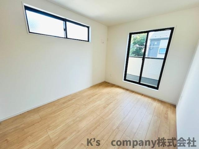 茅ヶ崎市高田1丁目　新築戸建　3号棟の洋室|バルコニーに出入りできる洋室スペース◇