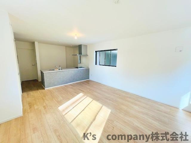 茅ヶ崎市高田1丁目　新築戸建　3号棟の居間・リビング|リビングはゆったりとした広さがあり、広い窓から明るい日差しが差し込む憩いのスペース♪