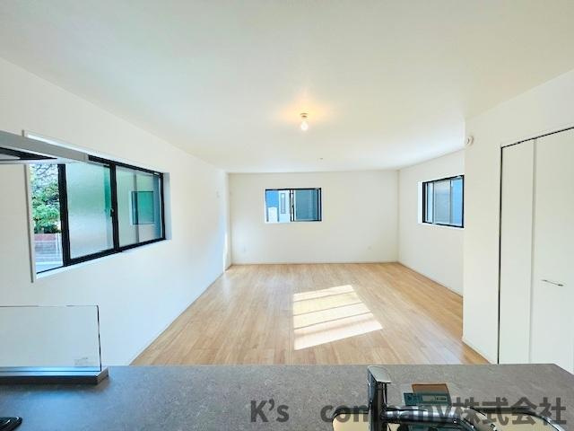 茅ヶ崎市高田1丁目　新築戸建　3号棟の居間・リビング|キッチン側から見たリビングスペース◇