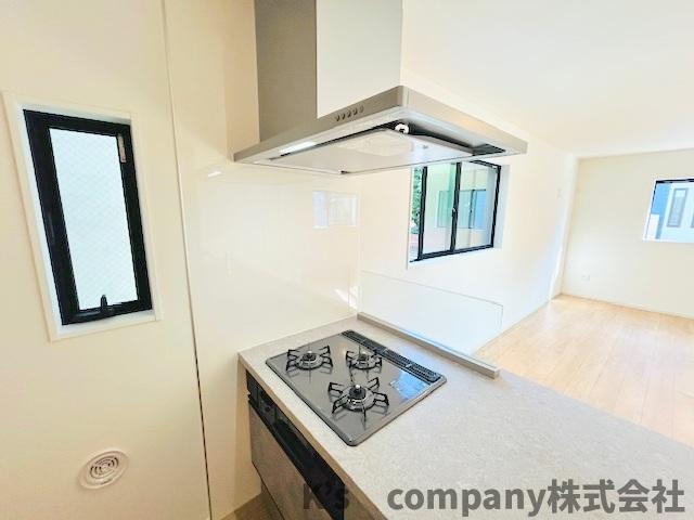 茅ヶ崎市高田1丁目　新築戸建　3号棟のキッチン|三口ガスコンロでお料理の幅が広がります◇