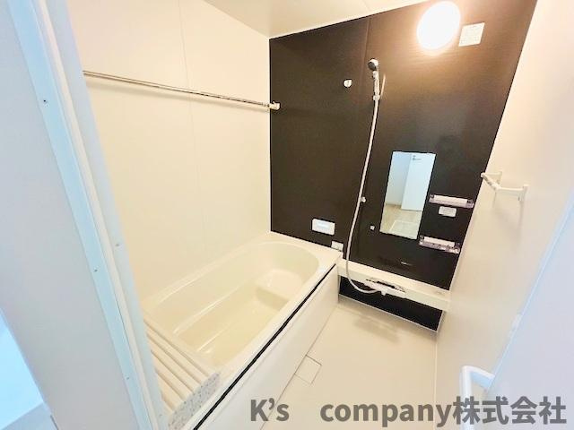 茅ヶ崎市高田1丁目　新築戸建　3号棟の浴室|濃い色あいのアクセントパネルが採用されており、引き締まった印象のおしゃれな浴室♪