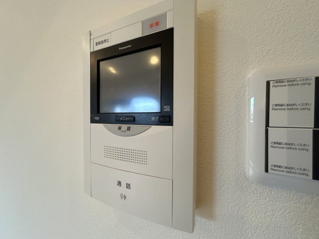 ヴェラハイツ大島の防犯設備|お部屋の中から来訪者が見えるモニタ付きインターホンは現代防犯の必需品。