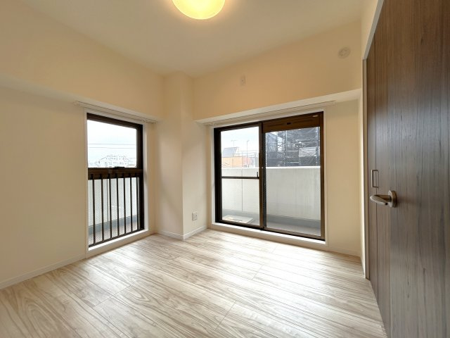 ヴェラハイツ大島の洋室|バルコニーから陽当たりが差し込みますので、日中は電気など必要ない明るさとなっております。