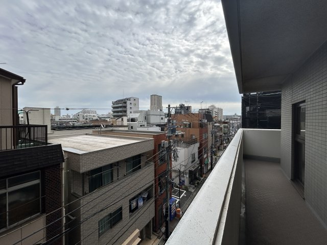 ヴェラハイツ大島の展望|広いバルコニーは、暮らしの中での光と風を演出してくれています。見事なまでの開放的な空間をお楽しみください。