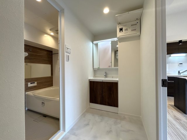 ヴェラハイツ大島の洗面所|【パウダールーム】
三面鏡タイプの洗面化粧台を採用し、キャビネット収納はぎっしり色々な物を収納でき下部収納もございます。シャワーヘッドタイプを採用しておりますのでお掃除など楽々できます。