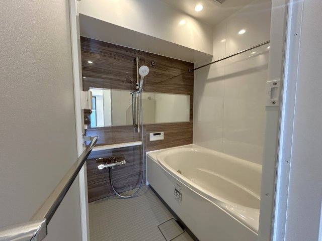 ヴェラハイツ大島の浴室|掃除のしやすさ・収納の便利さなど、おふろを使う人、お手入れする人、みんなにとっての「しあわせ性能」を追求したバスルームを採用いたしました。