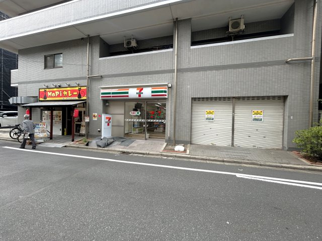 ヴェラハイツ大島の周辺|マンションの一階にはセブンイレブンか入っています。