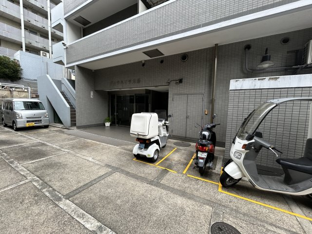 ヴェラハイツ大島のエントランス|時代の移ろいを重ね、大切に住み継がれてきたマンション。安らぎに満ちた生活空間を予感させてくれます。