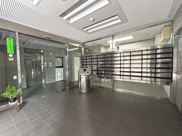 ヴェラハイツ大島のエントランス|オートロックは現代社会の必需品ですね。
来訪者をエントランスの時点で確認できますので、迷惑な勧誘、セールスなどひるむことなくお断りできます。