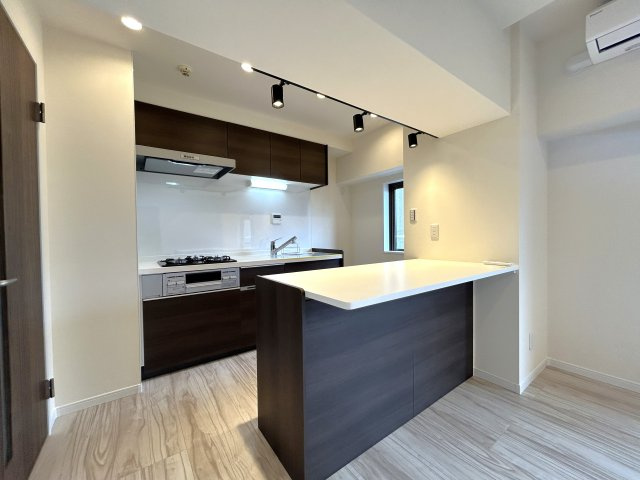 ヴェラハイツ大島のキッチン|とても広々としたキッチンスペース。様々な使い方が想像できます。