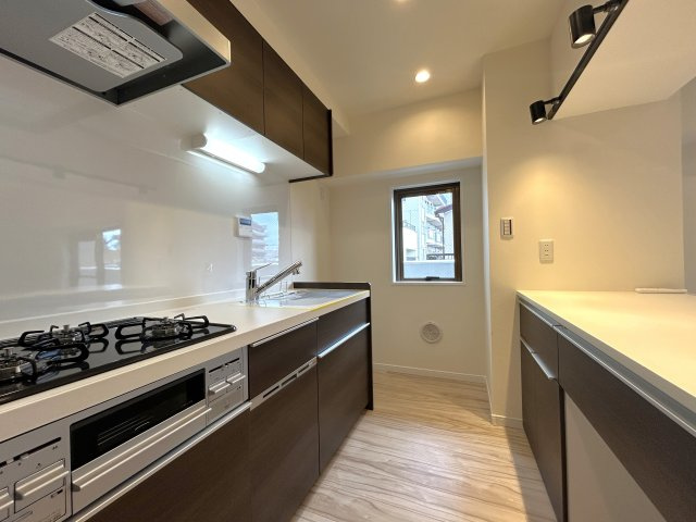 ヴェラハイツ大島のキッチン|家族みんなが爽やかに健やかに過ごせるように、溢れる光をたっぷり取り込んだリビングダイニング。集いの場、憩いの場としての快適性を求めたやすらぎの空間です