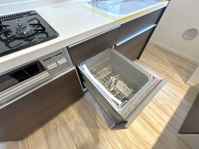 ヴェラハイツ大島のキッチン|「ビルトインタイプ食器洗乾燥機」通常の手洗いでは使用出来ないほど高温のお湯や高圧水流を使うことにより汚れを効果的に落とすことができる。殺菌効果が非常に高く哺乳瓶などを使う家庭で需要が高く大変便利。