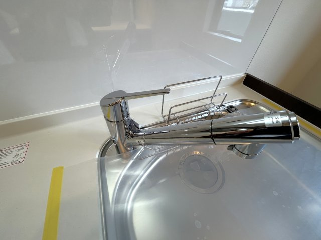 ヴェラハイツ大島のキッチン|お米を研いだり、野菜を洗ったりするときなど用途に応じてワンタッチで浄水に切り替えが可能です。カートリッジ式なので、フィルターを簡単に交換する事が出来ます。