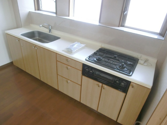 北小岩パレスのキッチン|３口コンロ付システムキッチン。