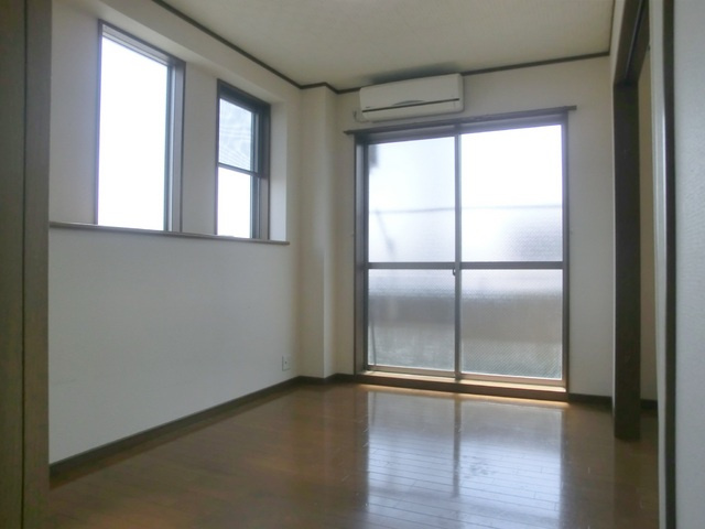 北小岩パレスの洋室|２面採光の明るい居室です。