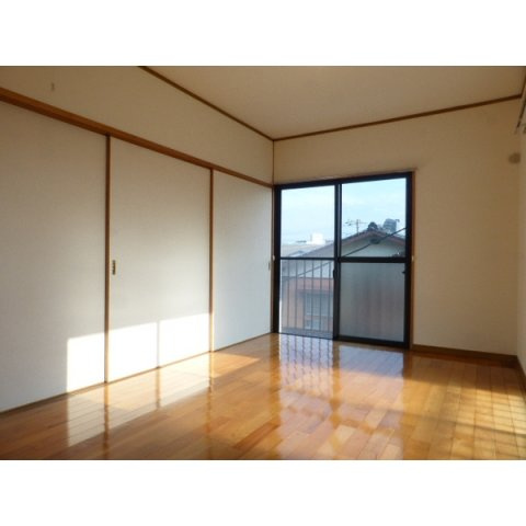 スペースフォーの内装|フローリングの洋室もあります