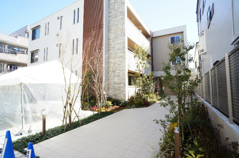 レーヴマニフィック平井の外観パース|エントランスに向かうゆとりのアプローチ♪