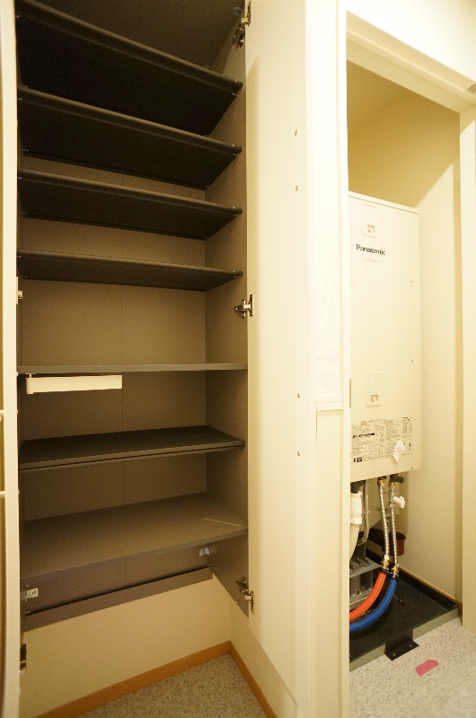 レーヴマニフィック平井の玄関|玄関にはゆとりのシューズBOXとエコキュート♪